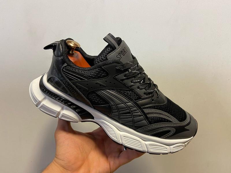 کتانی اسپرت مردانه زنانه مشکی طرح اسیکس با زیره سفید حجیم، رویه فوم مشکی تهویه‌دار همراه با لایه‌های تقویتی چرمی، زیره EVA سبک و ضدلغزش با انعطاف بالا، طراحی آیرودینامیک پنل‌ها، مناسب دویدن، ورزش روزانه و استایل خیابانی مدرن