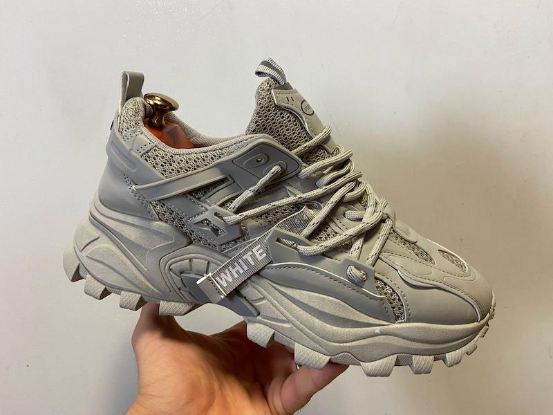 «کتونی هایکینگ طوسی بازارل طرح OFF-WHITE با زیره عاج‌دار و رویه مش‌بافت تقویت‌شده، عکس نمای کناری روی پس‌زمینه ساده، مناسب جستجوی کتونی طوسی چانکی و کوهنوردی و اسپرت مقاوم»