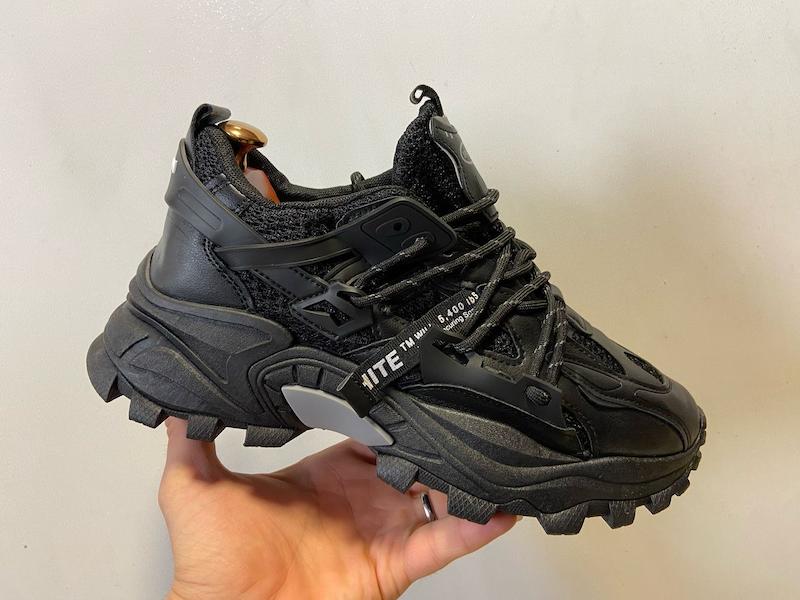 «کتونی چانکی هایکینگ مشکی بازارل طرح OFF-WHITE با طراحی تهاجمی، زیره ناهموار و بندهای ضخیم، تصویر نمای کناری مناسب جستجوی کتونی مشکی مقاوم و کفش اسپرت کوهستان»