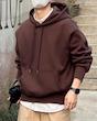 هودی قهوه‌ای سوخته با پارچه ضخیم و گرم، تنخور اورسایز، کلاه‌دار با بندهای هم‌رنگ، مناسب استایل پاییزی و خیابانی.