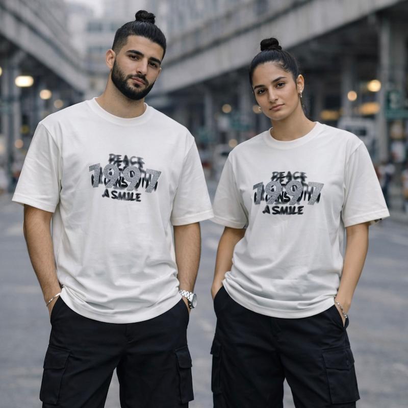 تیشرت مردانه‌زنانه باکسی Street 1997 رنگ سفید با چاپ عددی برند بازارل - نمای تنخور