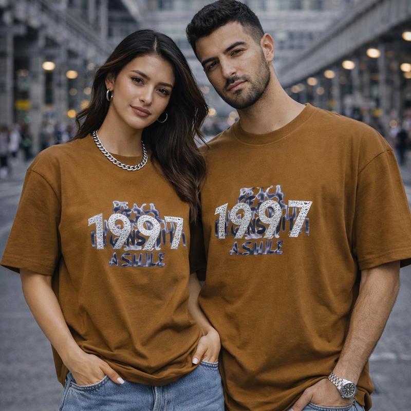 تیشرت مردانه و زنانه Peace 1997 رنگ قهوه‌ای با چاپ تایپوگرافی برند بازارل - نمای تنخور