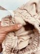 شلوار اسلش کرم دورس سه‌نخ طرح BALENCIAGA نمای داخل پارچه و بافت ضخیم برند بازارل