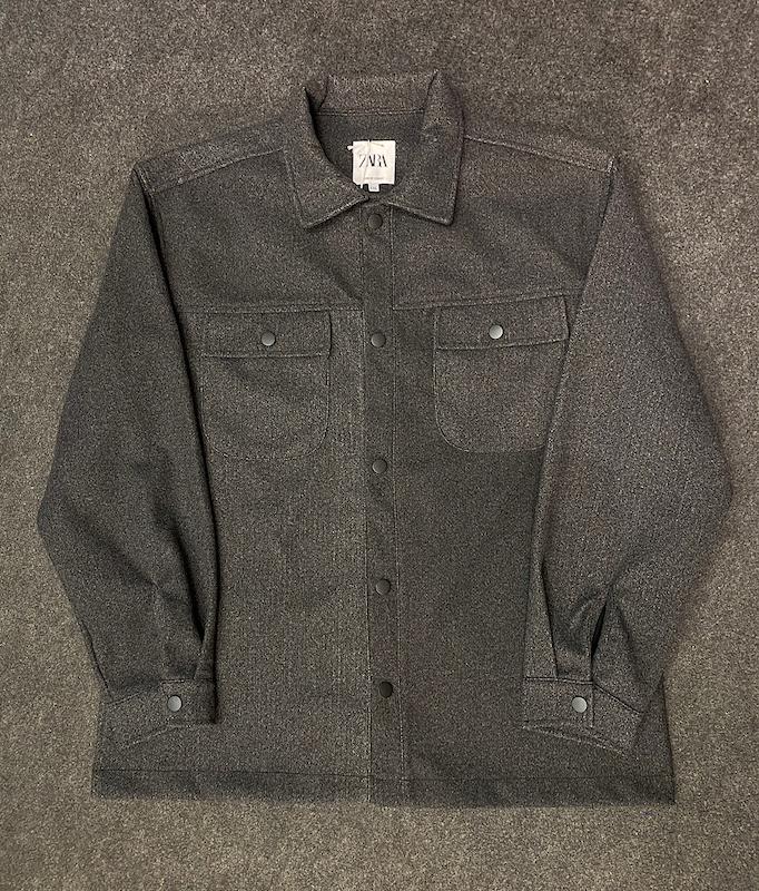 کت اورسایز فوتر زارا مردانه رنگ طوسی تیره تکسچر – استایل مینیمال و شیک برای هر موقعیت | ZARA Men’s Oversized black Jacket – Minimal & Timeless Style