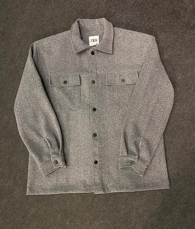 کت اورسایز فوتر زارا مردانه رنگ طوسی روشن تکسچر – استایل مینیمال و شیک برای هر موقعیت | ZARA Men’s Oversized gray Jacket – Minimal & Timeless Style