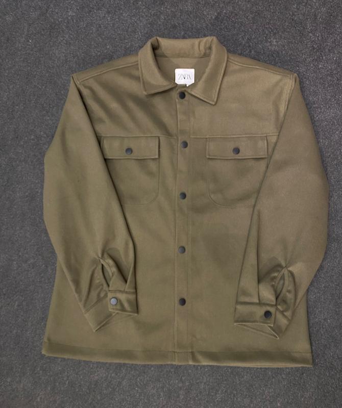کت اورسایز فوتر زارا مردانه رنگ سبز سدری – استایل مینیمال و شیک برای هر موقعیت | ZARA Men’s Oversized olive green Jacket – Minimal & Timeless Style