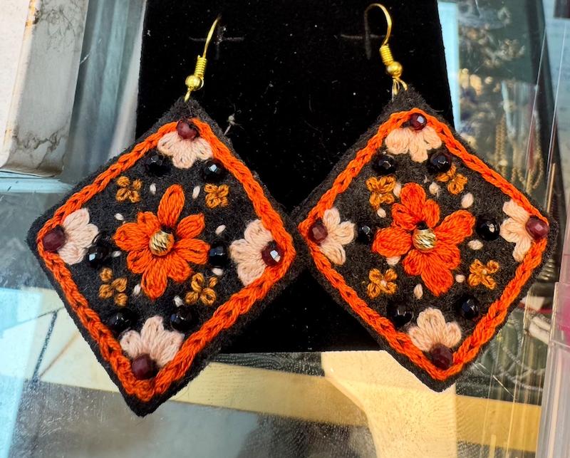 گوشواره زنانه طلا ۱۸ عیار پته دوزی گالری شاهکارتیم