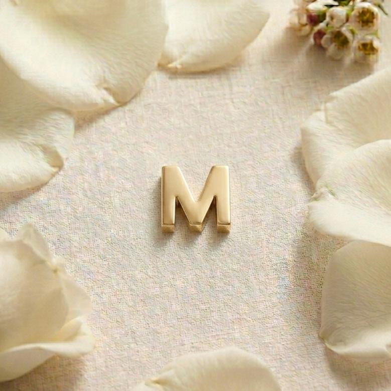 آویز طلا ۱۸ عیار حرف M سه بعدی گالری شمش طلا