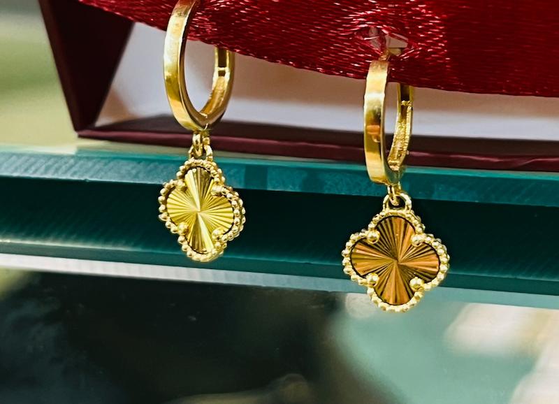 گوشواره زنانه طلا ۱۸ عیار گوشواره ونکلیف تراش گالری طلای عزیز