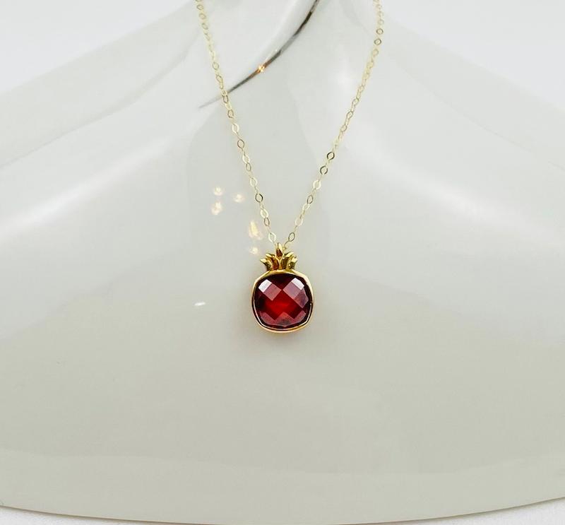 آویز بچگانه طلا ۱۸ عیار انار (وزن سنگ کسر شده و بدون زنجیر) VoGa GOLD