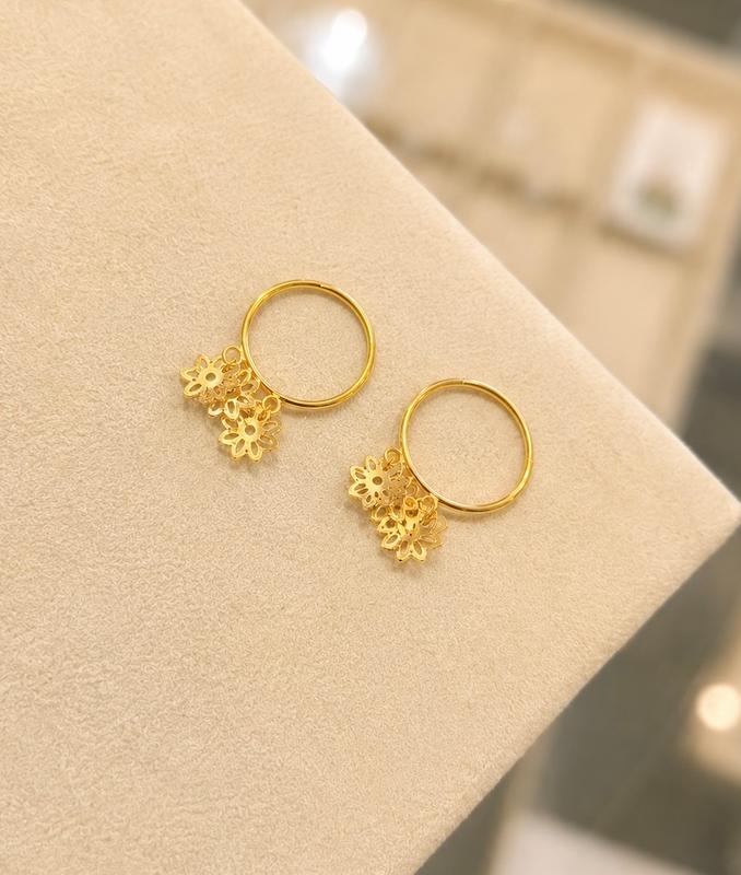 گوشواره زنانه طلا ۱۸ عیار گوشواره حلقه ای لوکس پولکی گل سکه طلای میلاد گلد