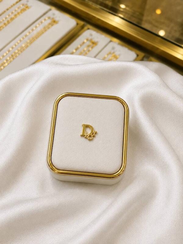 آویز زنانه طلا ۱۸ عیار آویز Dior گالری فرح بخش