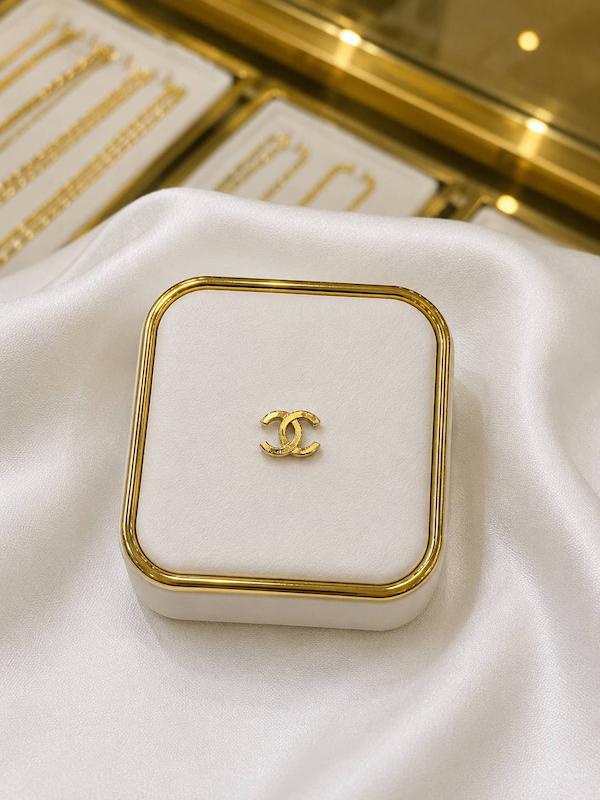 آویز زنانه طلا ۱۸ عیار آویز CHANEL گالری فرح بخش