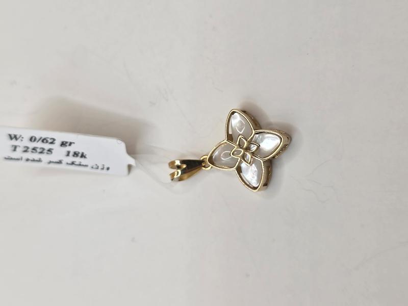 آویز طلا ۱۸ عیار آویز گل با سنگ سفید ( وزن سنگ کسر شده) گالری مهدا