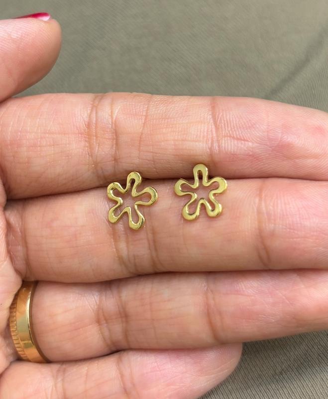 گوشواره زنانه طلا ۱۸ عیار گوشواره میخی گل گالری طلای فلور گالری طلای فلور