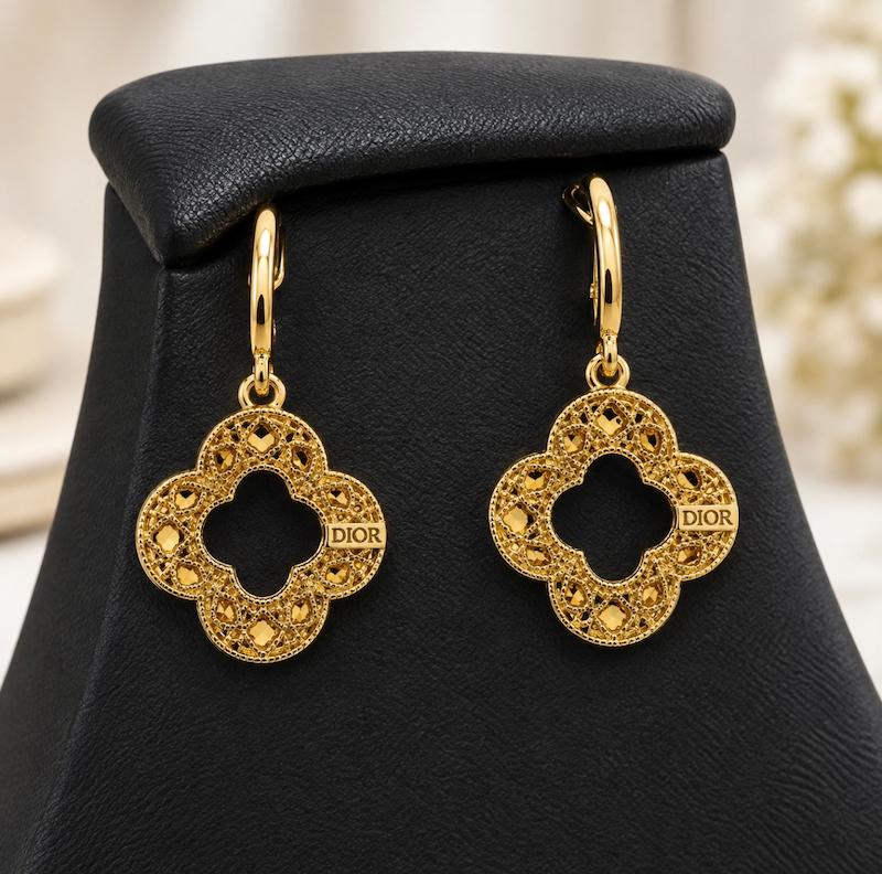 گوشواره زنانه طلا ۱۸ عیار Dior جدیدترین محصول شرکت دیور گالری نقشار