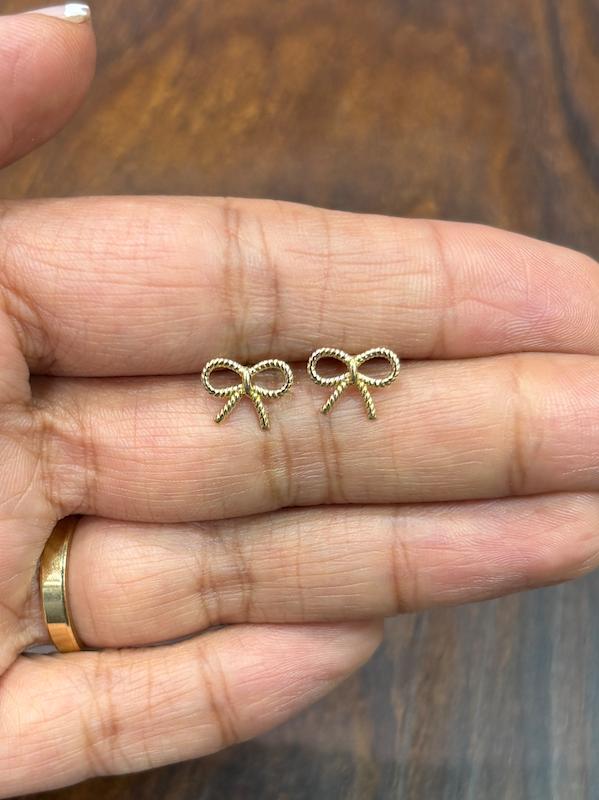 گوشواره طلا ۱۸ عیار گوشواره میخی کم اجرت پاپیون گالری طلای فلور گالری طلای فلور