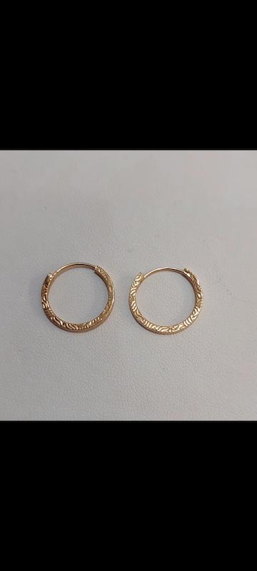 گوشواره زنانه طلا ۱۸ عیار حلقه ای طرح دار فندق