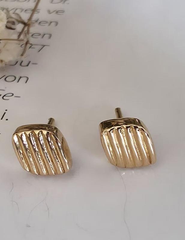گوشواره زنانه طلا ۱۸ عیار گوشواره شیار دار زرماه گلد