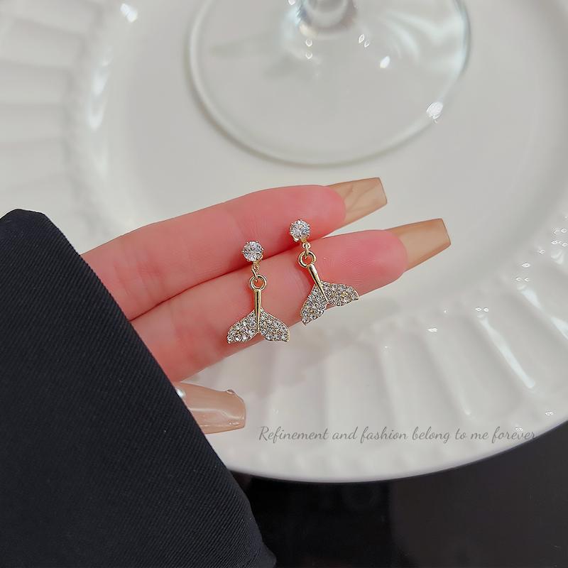 گوشواره میخی طرح پری دریایی و نگین - مدل ترند و خاص