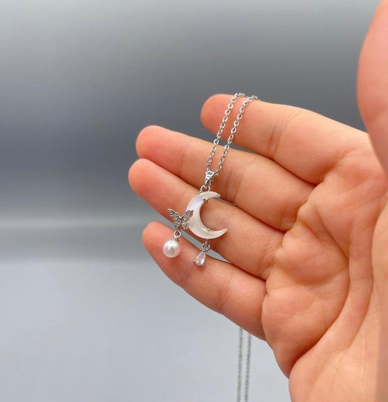 گردنبند ماه و پروانه