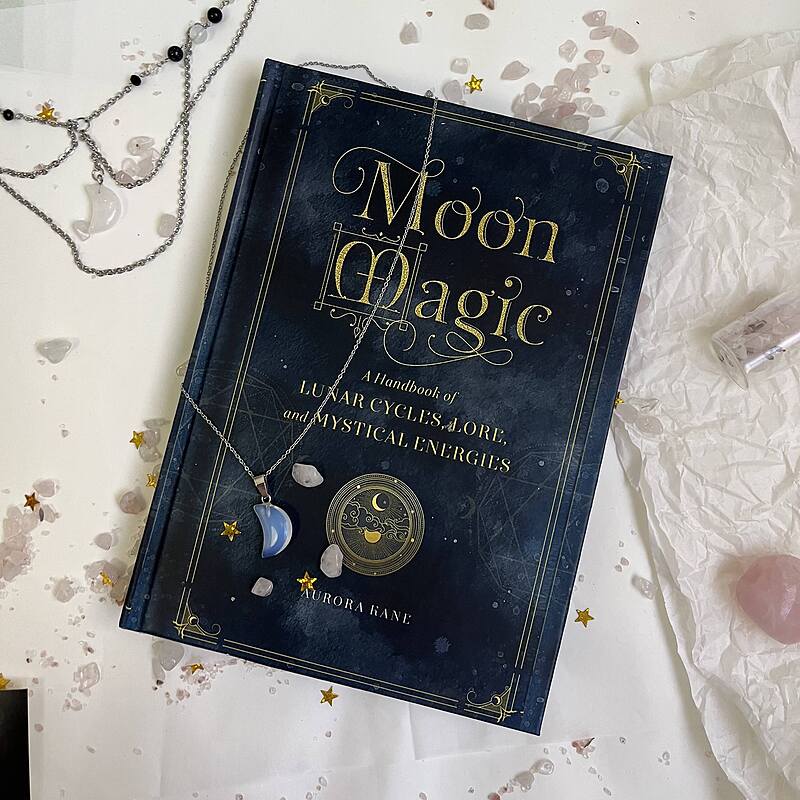 کتاب جادوی ماه Moon Magic🌙