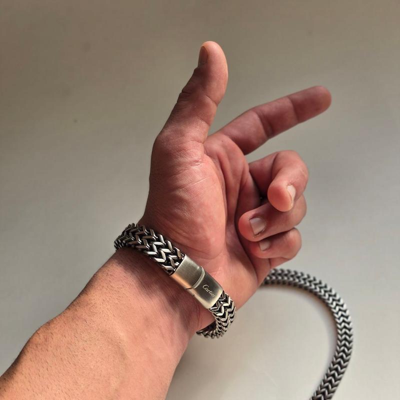 دستبند صورت زخمی