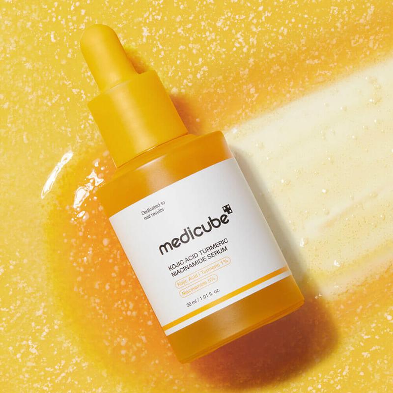 سرم ضد لک و روشن کننده کوجیک اسید و نیاسینامید مدی کیوب حجم 30 میل MEDICUBE KOJIC ACID TURMERIC NIACINAMIDE SERUM 30ML 