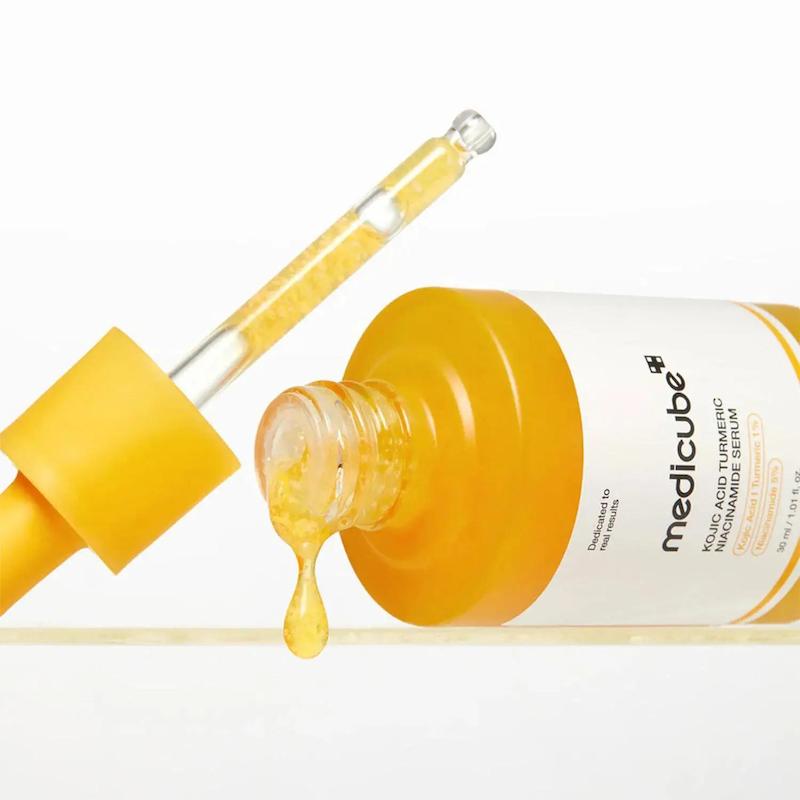 سرم ضد لک و روشن کننده کوجیک اسید و نیاسینامید مدی کیوب حجم 30 میل MEDICUBE KOJIC ACID TURMERIC NIACINAMIDE SERUM 30ML 