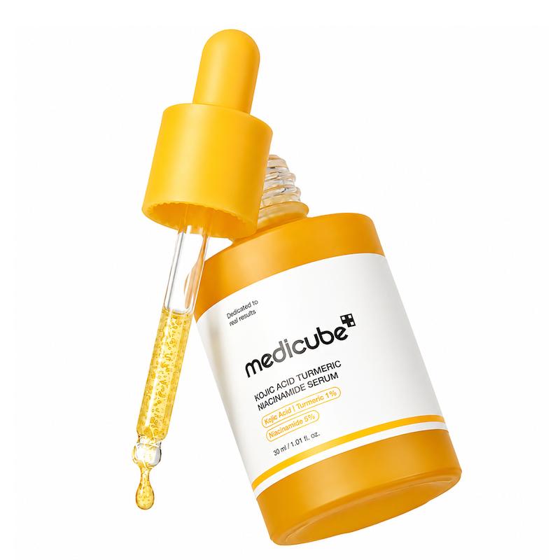 سرم ضد لک و روشن کننده کوجیک اسید و نیاسینامید مدی کیوب حجم 30 میل MEDICUBE KOJIC ACID TURMERIC NIACINAMIDE SERUM 30ML 