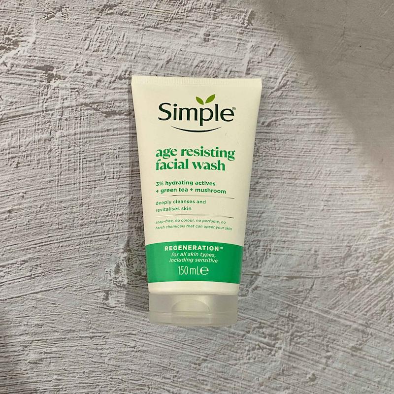 ژل شوینده صورت ضدپیری سیمپل Simple Age Resisting 