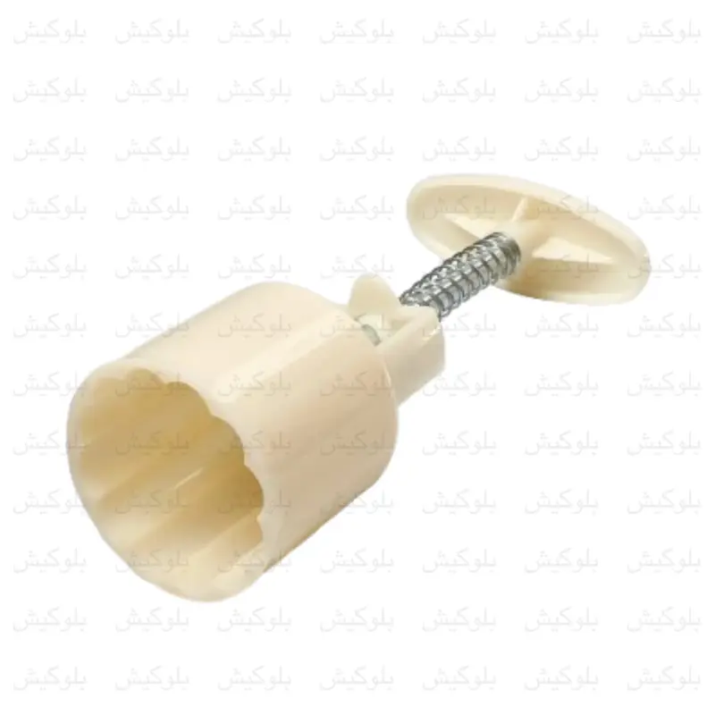 نمای نزدیک از قالب فشاری بیسکوییت با بدنه پلاستیکی کرم و دسته فنری فلزی در حالت آماده فشار روی خمیر