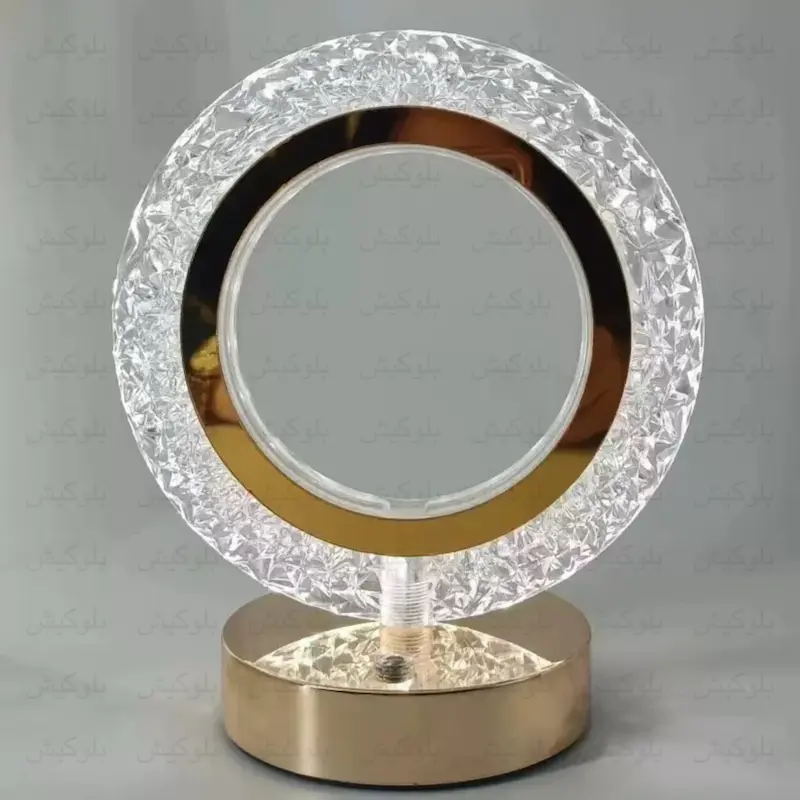 چراغ رومیزی کریستالی شارژی لمسی طرح حلقه با بدنه کریستالی و پایه طلایی؛ مناسب دکور خانه مدرن