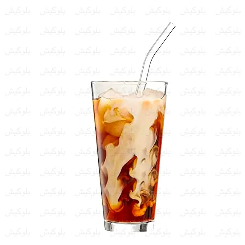 نی شیشه‌ای کریستال خمیده داخل لیوان شربت آیس کافی و قهوه سرد خانگی مدرن