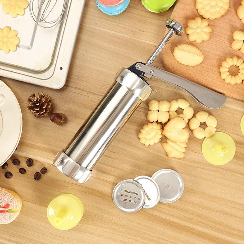 بیسکوئیت‌زن دستی مدل Cookie Press روی میز