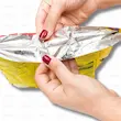 پلمپ کردن یک بسته چیپس با استفاده از دستگاه پرس حرارتی شارژی