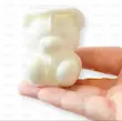 قالب یخ سیلیکونی طرح خرس سه‌بعدی، یخ خرسی سفید رنگ روی دست