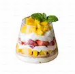 لیوان شیشه‌ای مدرن مخروطی با لایه‌های ماست، توت‌فرنگی و انبه تازه، تزئین‌شده با برگ نعنا
