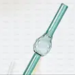 دو عدد نی شیشه‌ای سبز و طلایی همراه با برس تمیزکننده، چیدمان افقی روی میز