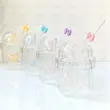 پنج ماگ شیشه‌ای اسموتی دردار طرح پروانه با تزئینات رنگی روی نی، چیده شده روی پس‌زمینه سفید