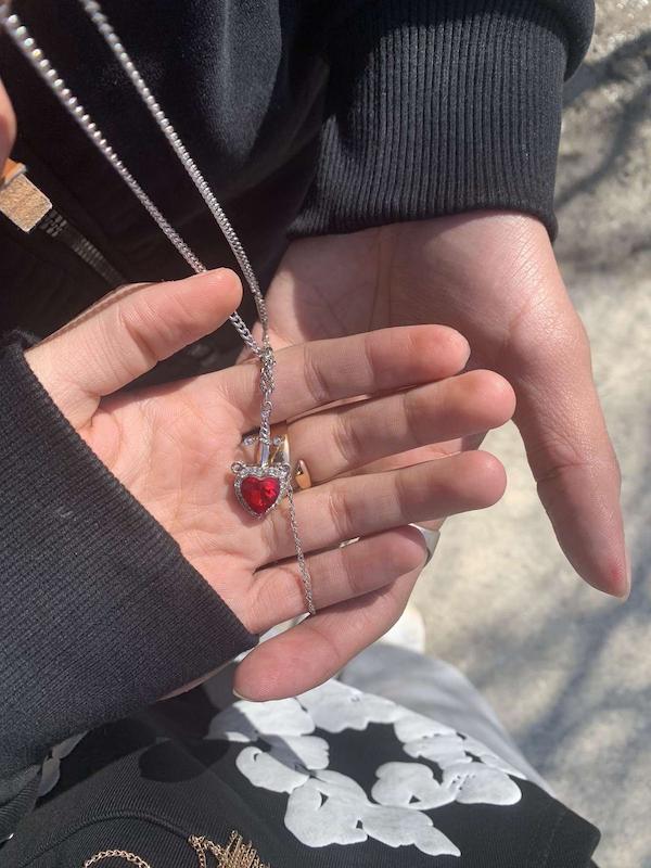 گردنبند قلب و شمشیر 