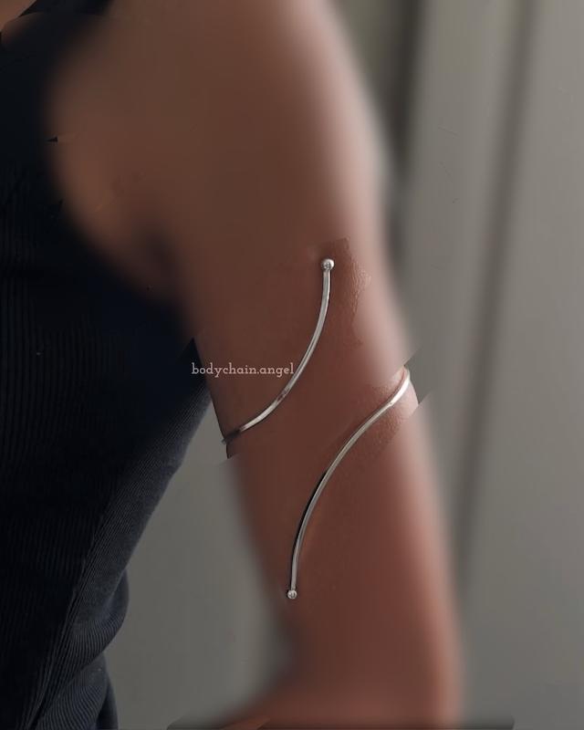 بازوبند نقره ای