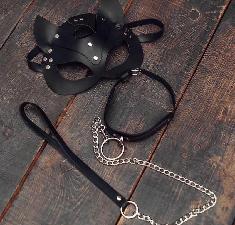 نقاب و چوکر زنجیری