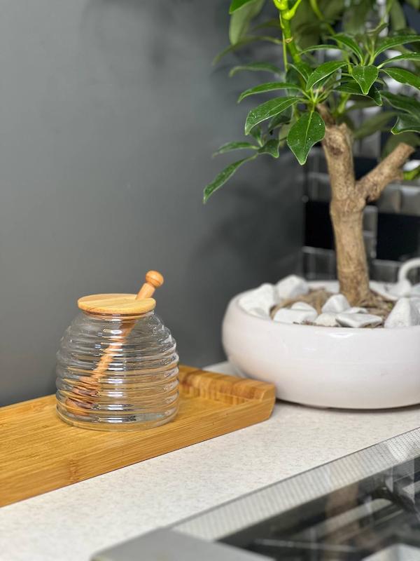 عسل خوری در چوبی با قاشق چوبی