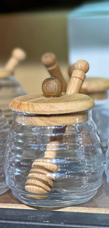 عسل خوری در چوبی با قاشق چوبی کوچک