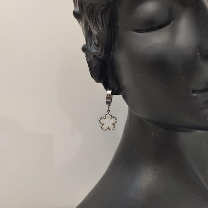 گوشواره استیل حلقه ای طرح گل صدفی