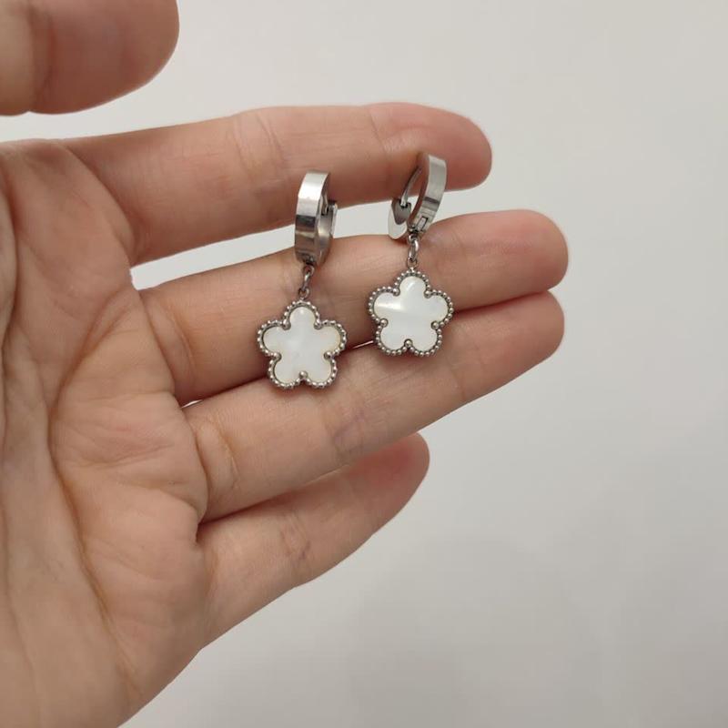 گوشواره استیل حلقه ای طرح گل صدفی