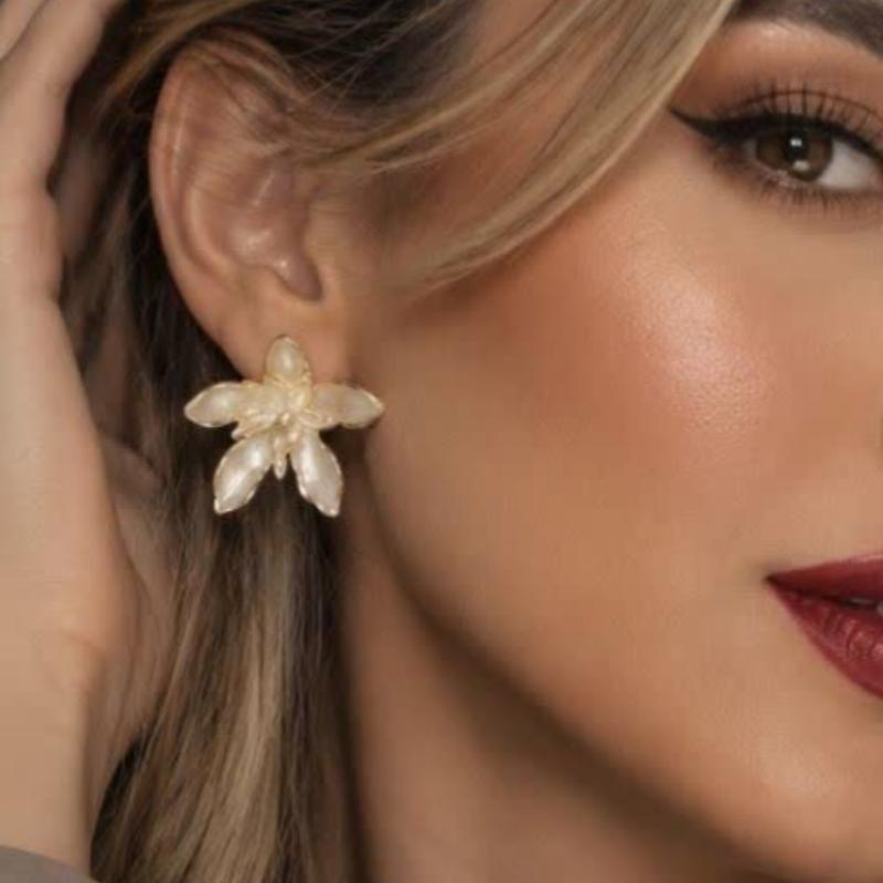 گوشواره میناکاری مدل گل فانتزی شیری