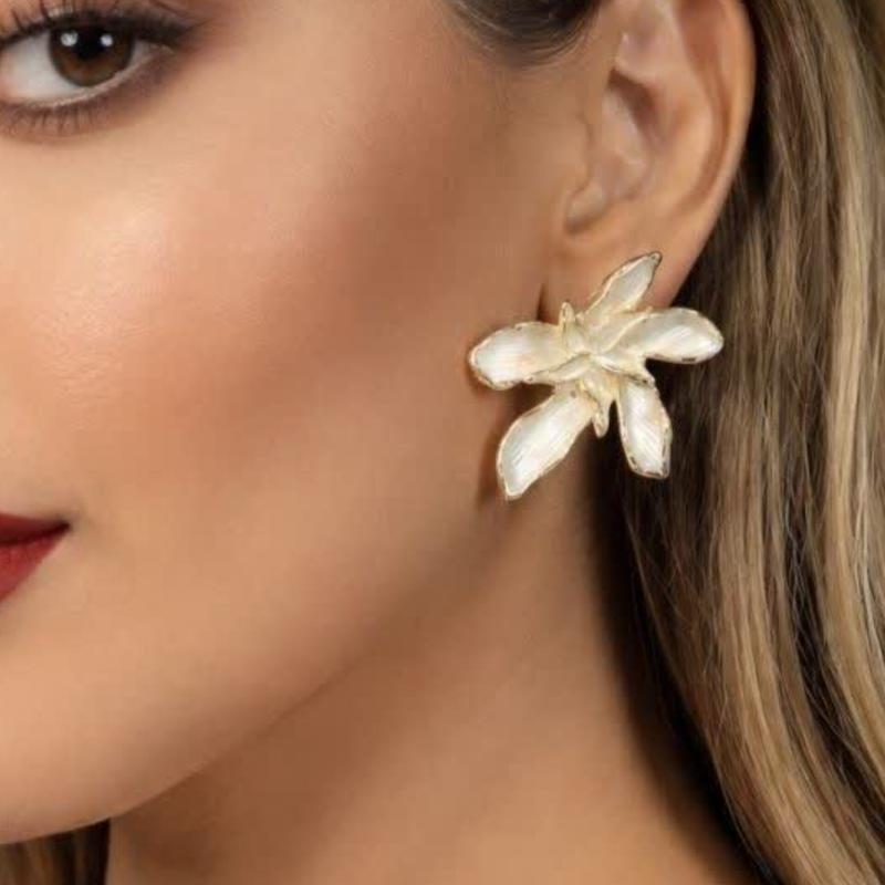 گوشواره میناکاری مدل گل فانتزی شیری
