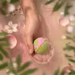 بمب عطری حمام ویت یو مدل Petal Fiesta در حال حل شدن در آب
